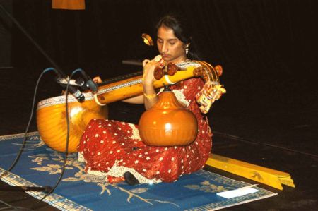Mme Prmila Samy jouant de la veenai