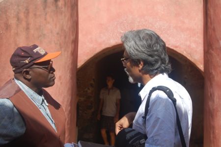 Le guide de Gorée avec Kahl Torabully.